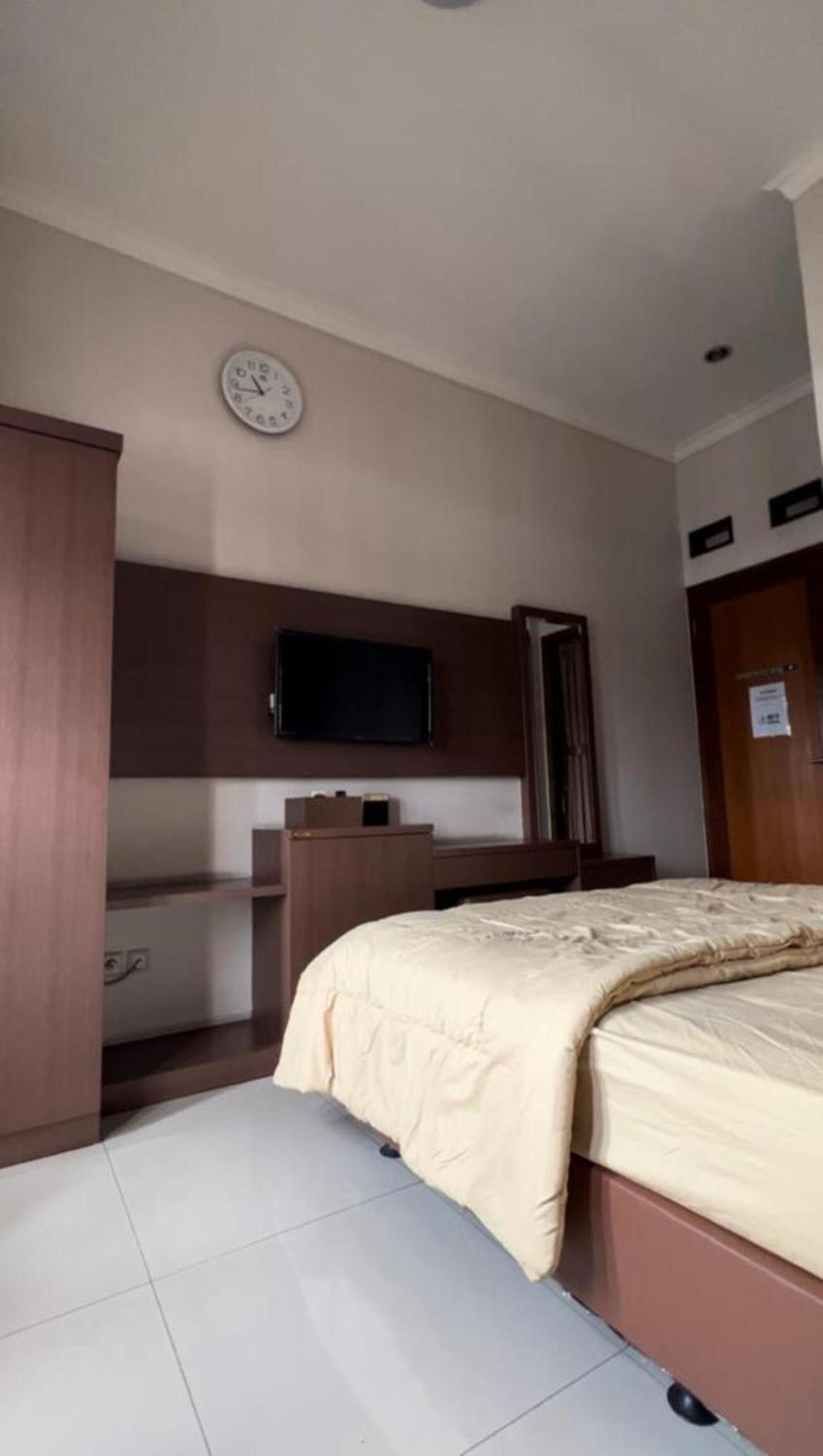 Hens Guesthouse Syariah Gadobangkong Exterior foto
